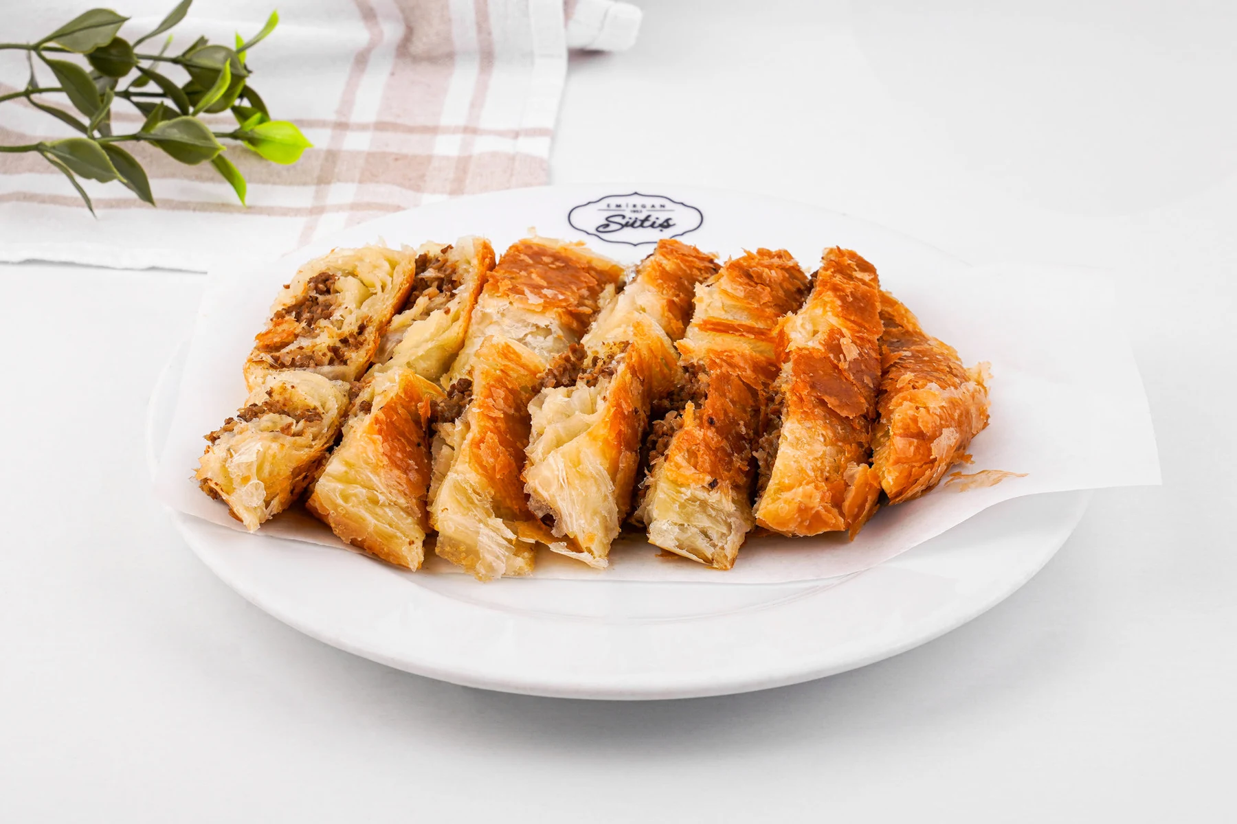Altın renginde çıtır börek ve sofra sunumu